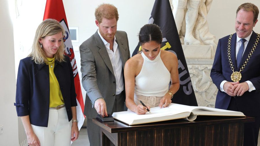 Harry und Meghan tragen sich in das Goldene Buch der Stadt Düsseldorf ein. (wue/spot)