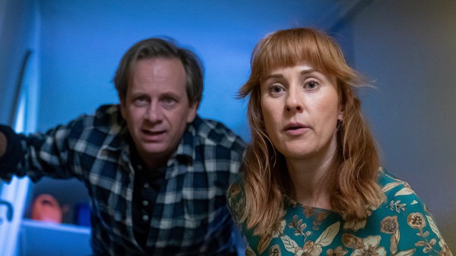 "Der Spalter": Oliver (Fabian Busch) und seine Frau Bianca (Marlene Morreis) haben sich in eine heikle Situation manövriert. (cg/spot)