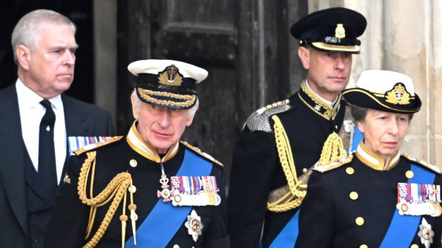 König Charles will Prinzessin Anne und Prinz Edward (r.) zu "Counsellors of State" machen - unter anderem Prinz Andrew (l.) ist zwar auch "Counsellor of State", aber nicht mehr für die Krone aktiv. (ili/spot)