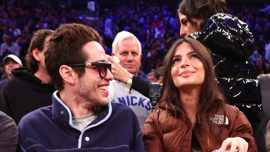 Pete Davidson und Emily Ratajkowski beim NBA-Spiel der New York Knicks. (dr/spot)