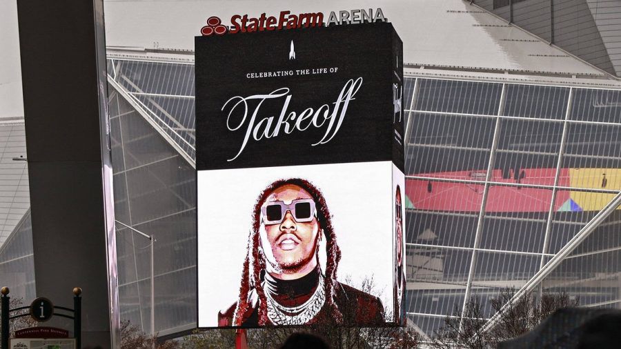 Ein riesiges Bild von Takeoff erstrahlt vor der State Farm Arena in Atlanta. (dr/spot)