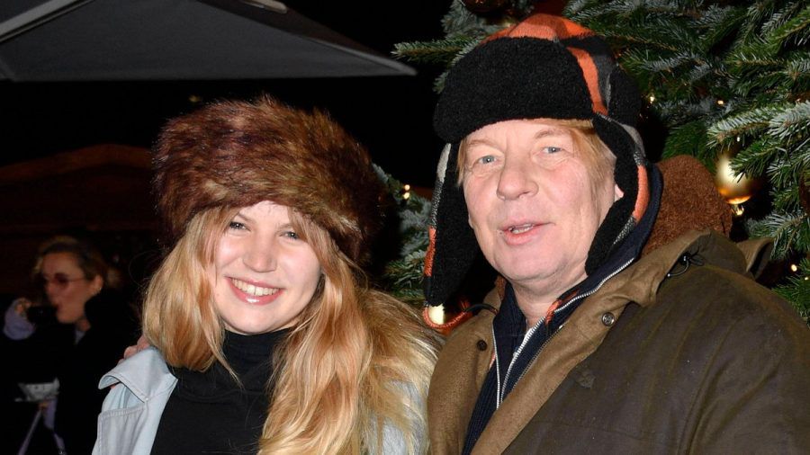 Schauspieler Ben Becker und seine Tochter Lilith bei der Premiere des Roncalli-Weihnachtszirkus in Berlin. (ili/spot)