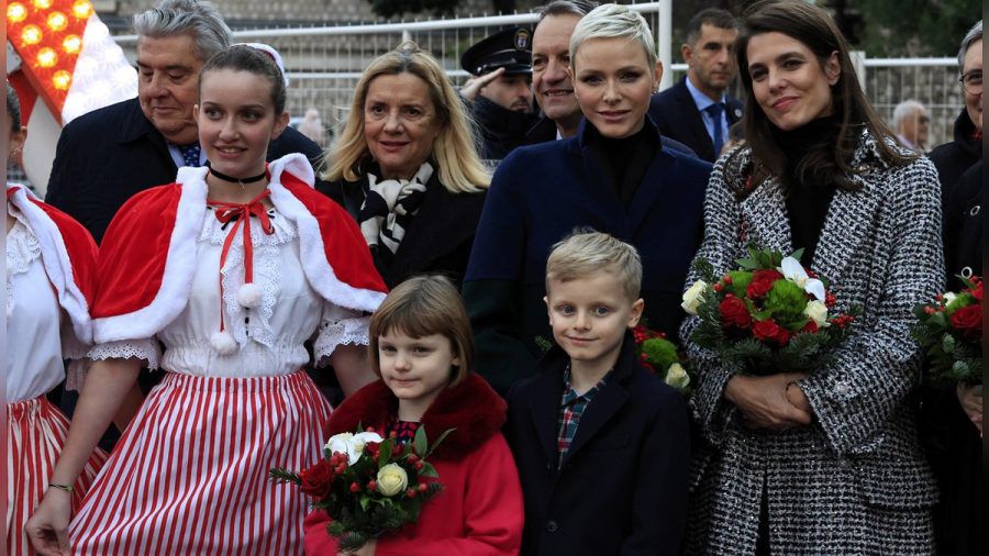 Fürstin Charlène 8Mitte) mit Prinzessin Gabriella, Prinz Jacques und Charlotte Casiraghi (r.) beim Weihnachtsmarkt in Monaco. (ncz/spot)