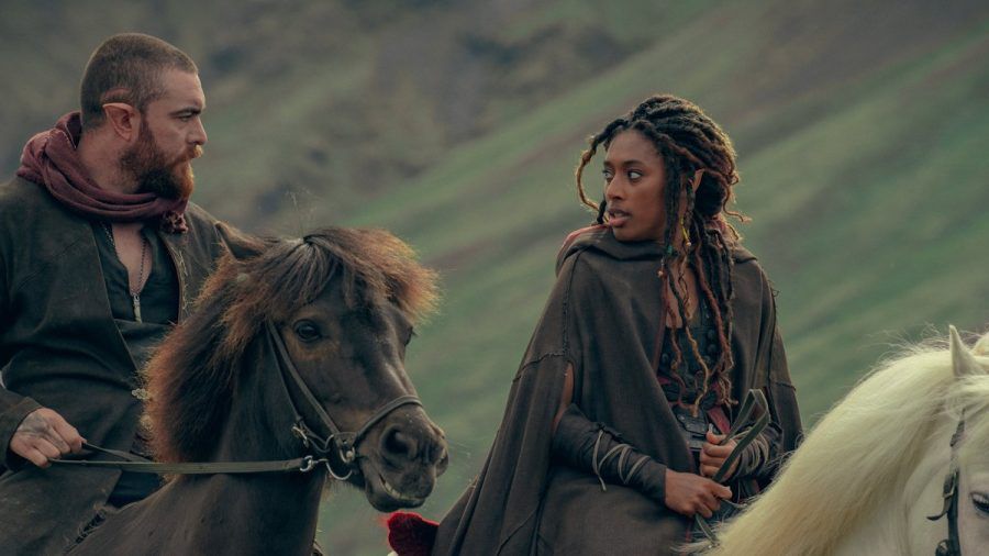 Laurence O'Fuarain (l.) und Sophia Brown spielen in "The Witcher: Blood Origin" die Hauptfiguren Fjall und Éile. (lau/spot)