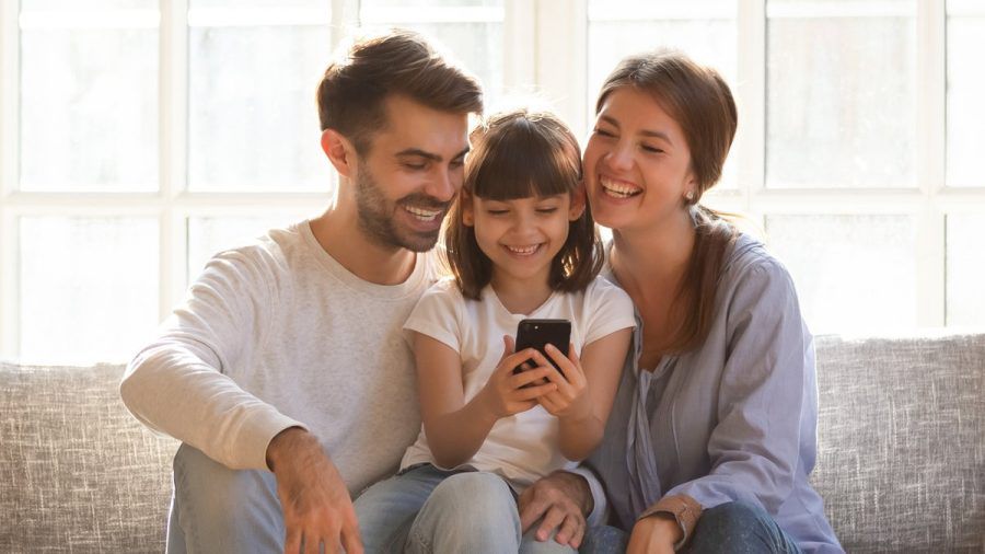 Eltern sollten ihre Kinder an die Nutzung von Smartphones heranführen. (wue/spot)