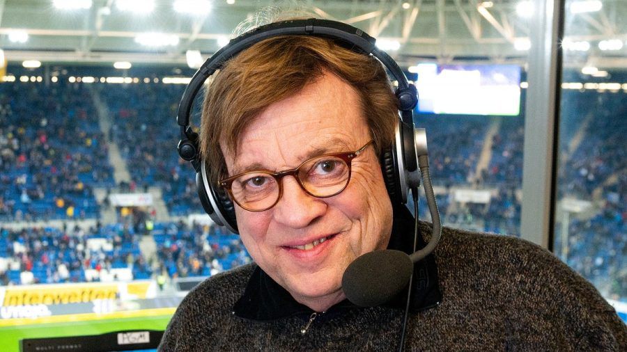 Sportkommentator Béla Réthy prägte die Fußball-Berichterstattung in Deutschland für Jahrzehnte. (jer/spot)