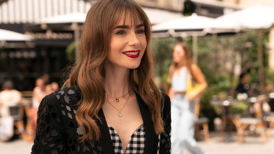 "Emily in Paris": Lily Collins kehrt als US-Amerikanerin in Paris zurück. (lau/spot)