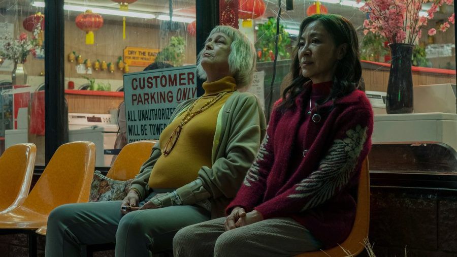 Sowohl Jamie Lee Curtis (li.) als auch Michelle Yeoh sind für einen Critics Choice Award nominiert. (eee/spot)