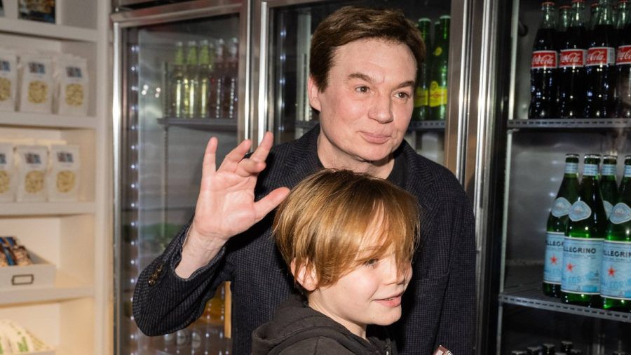 Mike Myers mit seinem Sohn Spike bei der Premiere von "If These Walls Could Sing". (dr/spot)