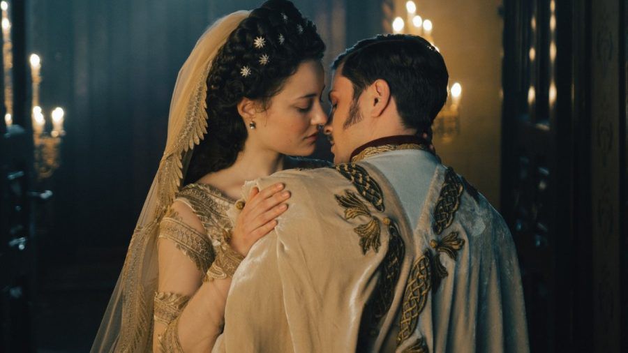 Sisi (Dominique Devenport) und Kaiser Franz Joseph (Jannik Schümann) in der zweiten Staffel "Sisi". (jom/spot)