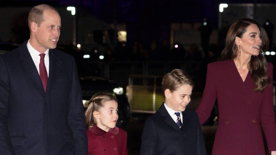 Prinz William mit Prinzessin Kate und den gemeinsamen Kindern, Prinz George und Prinzessin Charlotte, vor dem Weihnachtskonzert. (wue/spot)