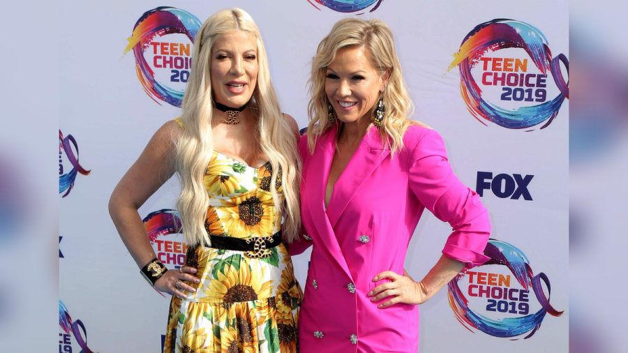 Tori Spelling (l.) und Jennie Garth auf dem Roten Teppich der Teen Choise Awards 2019. (mia/spot)