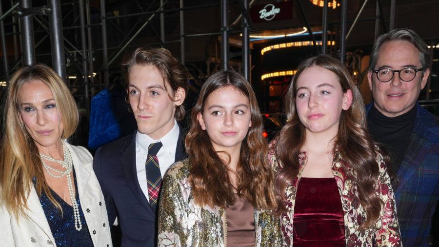 Sarah Jessica Parker mit ihren Kindern James, Tabitha, Marion und ihrem Mann Matthew Broderick (v.l.n.r.) auf dem roten Teppich in New York City. (jes/spot)