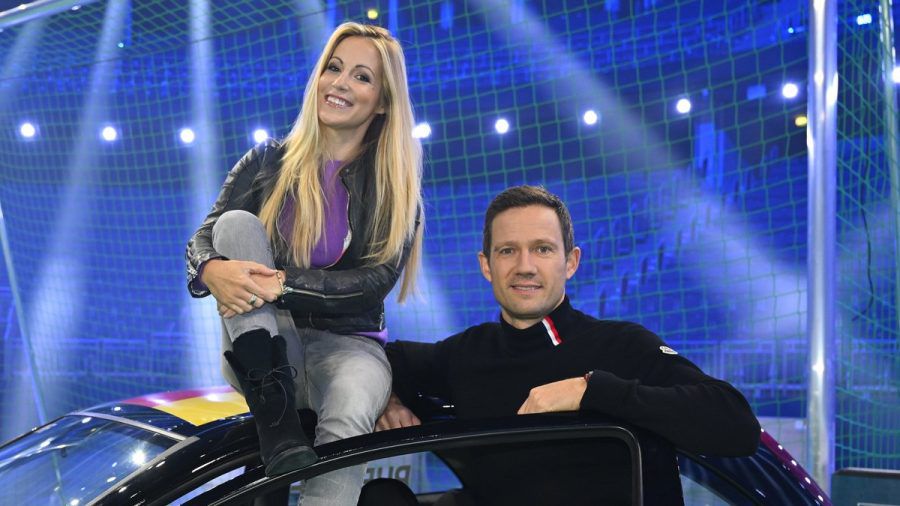 Andrea Kaiser und Sébastien Ogier freuen sich auf die "TV total Autoball WM". (jom/spot)