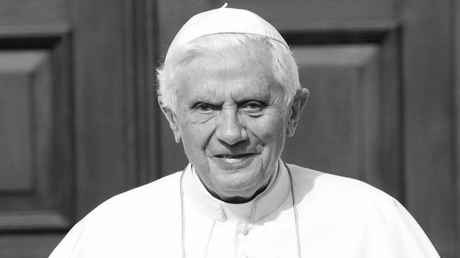 Mehrere deutsche Fernsehsender ändern nach dem Tod von Benedikt XVI. kurzfristig ihr Programm. (lau/spot)