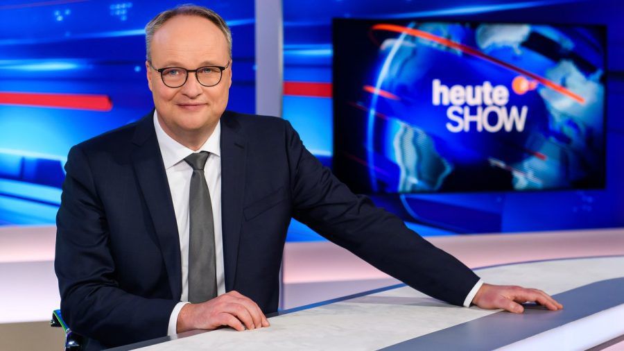 Oliver Welke am Schreibtisch seiner "heute-show". (mia/spot)
