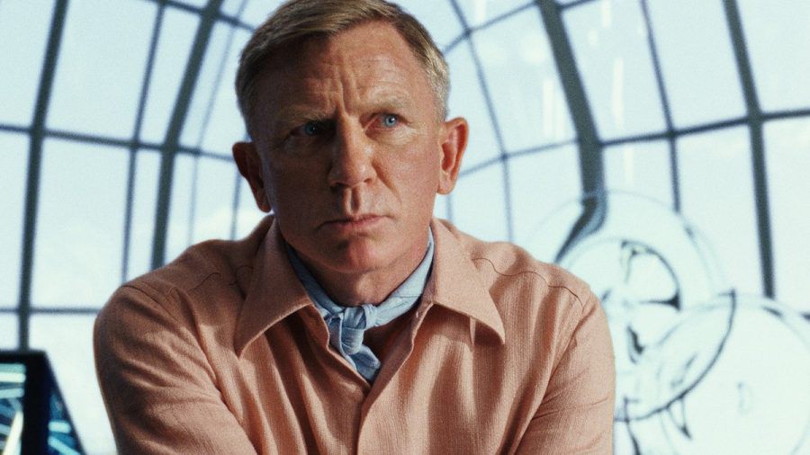 Daniel Craig schlüpft in "Glass Onion: A Knives Out Mystery" erneut in die Rolle des Detektivs Benoit Blanc. (amw/spot)