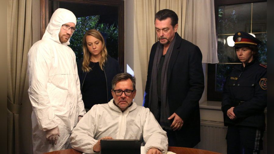 "LandKrimi: Steirergeld": Kommissarin Sulmtaler (Anna Unterberger) und Chefermittler Bergmann (Hary Prinz, r.) hoffen auf schnelle Ergebnisse der Spurensicherung. (cg/spot)