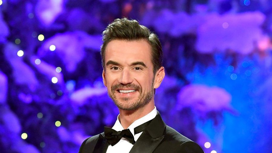 Florian Silbereisen heißt in seiner Weihnachtsshow "Alle singen Weihnachten - Das große Adventsfestsingen 2022" viele Stars willkommen. (jes/spot)