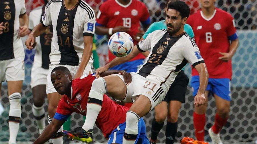 Die deutsche Mannschaft um Ilkay Gündogan (r.) gewann bei der WM zwar gegen Joel Campbells (l.) Costa Rica, ist aber trotzdem raus. Dabei fieberten mehr Zuschauer vor dem Fernseher mit als bei jedem anderen Spiel des Turniers. (jer/spot)
