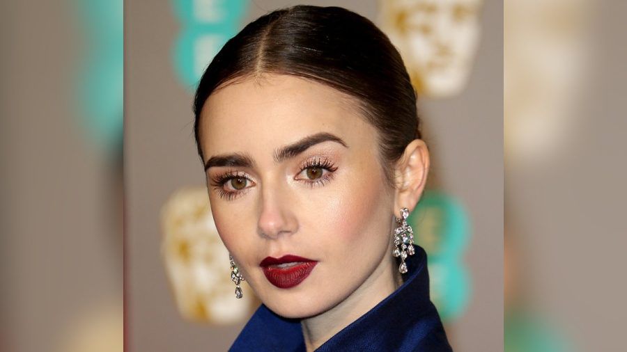 Schauspielerin Lily Collins liefert Inspiration für einen winterlich-schönen Make-up-Look für die Weihnachtsfeiertage. (the/spot)