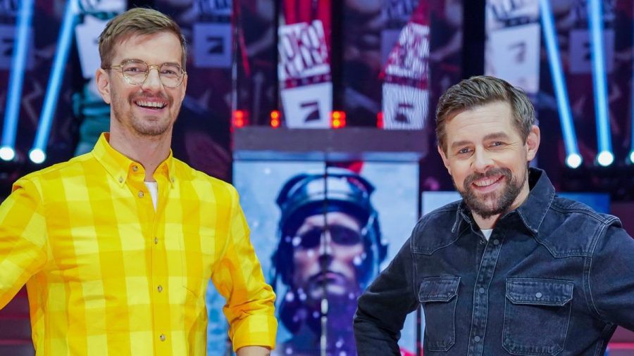 "Joko & Klaas gegen ProSieben on Ice": Joko Winterscheidt (l.) und Klaas Heufer-Umlauf wagen sich aufs Glatteis. (cg/spot)