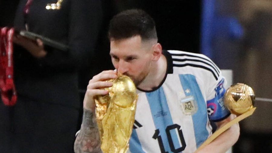 Lionel Messi mit dem WM-Pokal und dem Golden Ball als bester Spieler des Turniers Katar. (smi/spot)