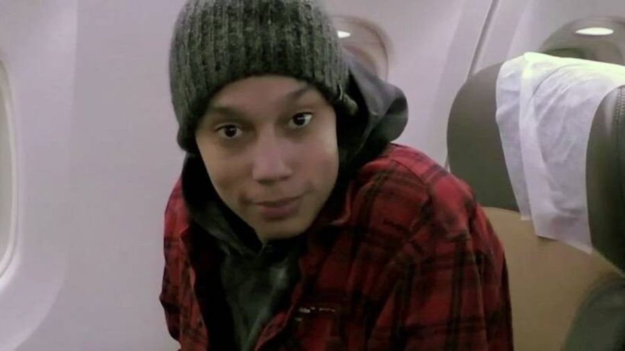 Brittney Griner auf dem Rückflug aus Russland nach dem Ende ihrer Gefangenschaft. (dr/spot)
