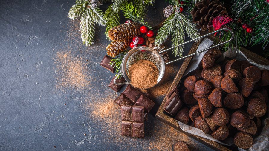 Leckere Weihnachtstrüffel lassen sich ganz ohne Backofen zubereiten. (ncz/spot)