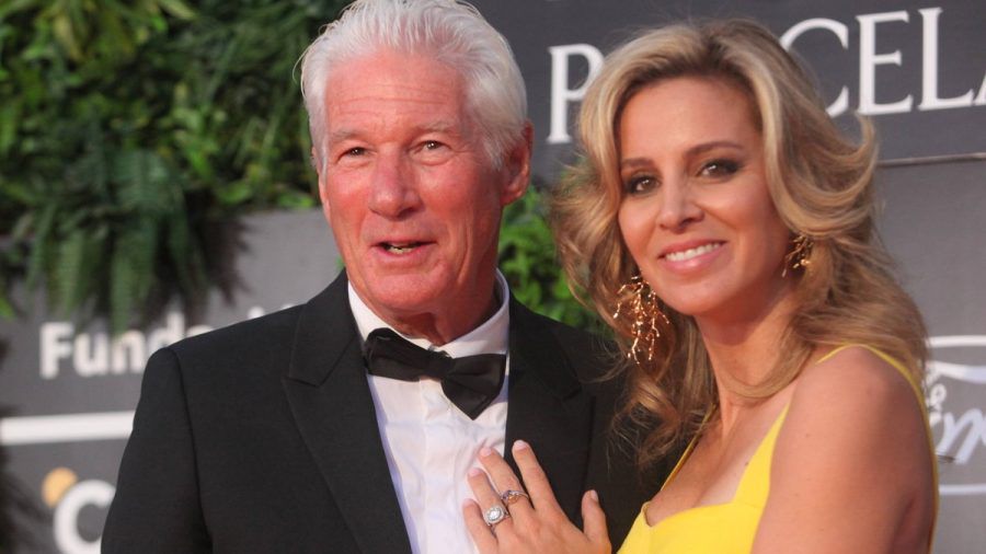 Zu Weihnachten teilen Richard Gere und Ehefrau Alejandra ein seltenes Bild ihrer vierköpfigen Familie. (lau/spot)