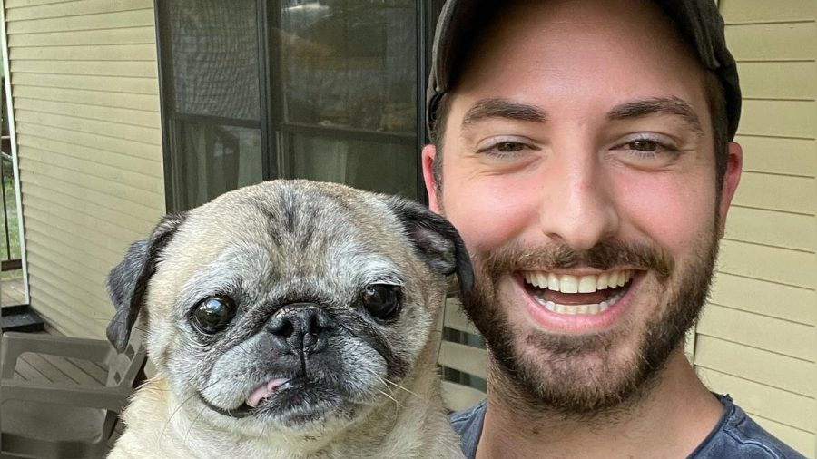 Viele Jahre ein gutes Team: Jonathan Graziano und sein Mopshund Noodle. (ncz/spot)