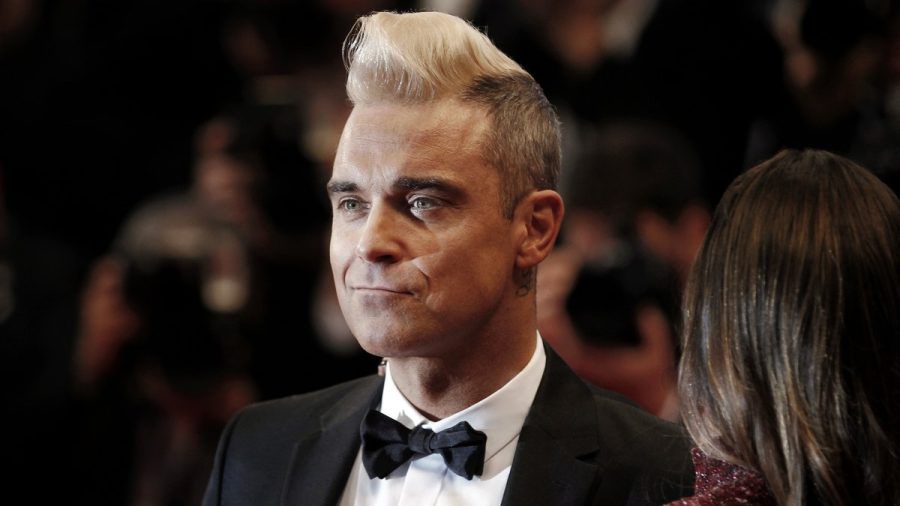Robbie Williams auf dem Roten Teppich einer Veranstaltung. (mia/spot)