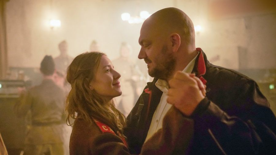 "Die stillen Trabanten": Wachmann Eric (Charly Hübner) und Marika (Irina Starshenbaum) tanzen im Casino. (ili/spot)