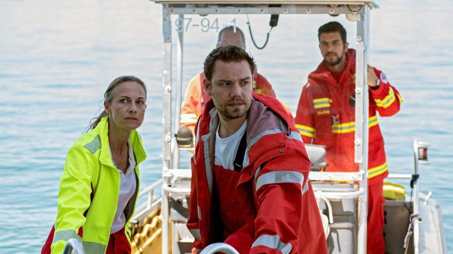"Seeland - Ein Krimi vom Bodensee": Achim (Julian Bayer) hat sich entschlossen, als angeblicher Sanitäter mit der Notärztin (Eva Patricia Dietrich) an Bord zu gehen. (cg/spot)