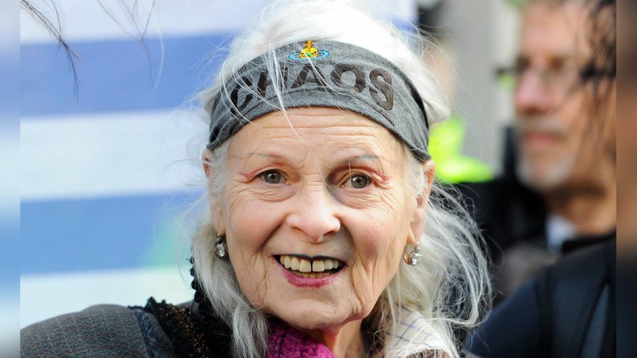 Vivienne Westwood mit "Chaos"-Stirnband bei einem Protest. (mia/spot)