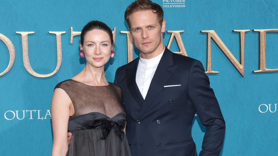 Caitriona Balfe (l.) und Sam Heughan kehren im Sommer 2023 in der Serie "Outlander" zurück. (lau/spot)