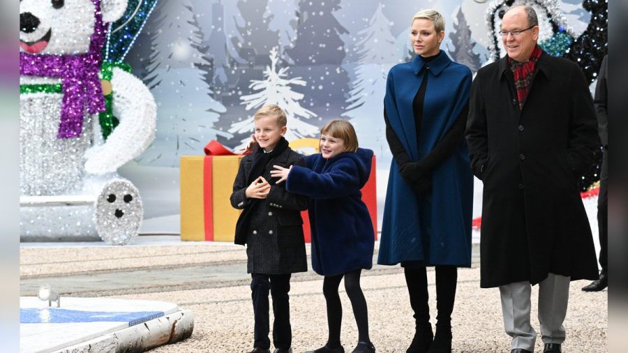 Die Fürsten-Familie bei einer jährlichen Weihnachts-Zeremonie in Monaco. (sb/spot)