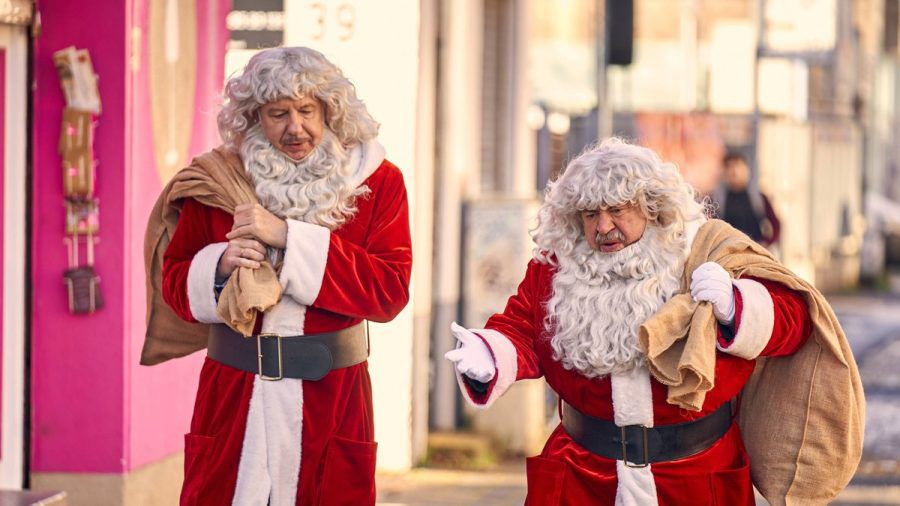 "Das Weihnachtsschnitzel": Wolfgang (Ludger Pistor) und Günther (Armin Rohde, r.) ermitteln im Kostüm. (cg/spot)