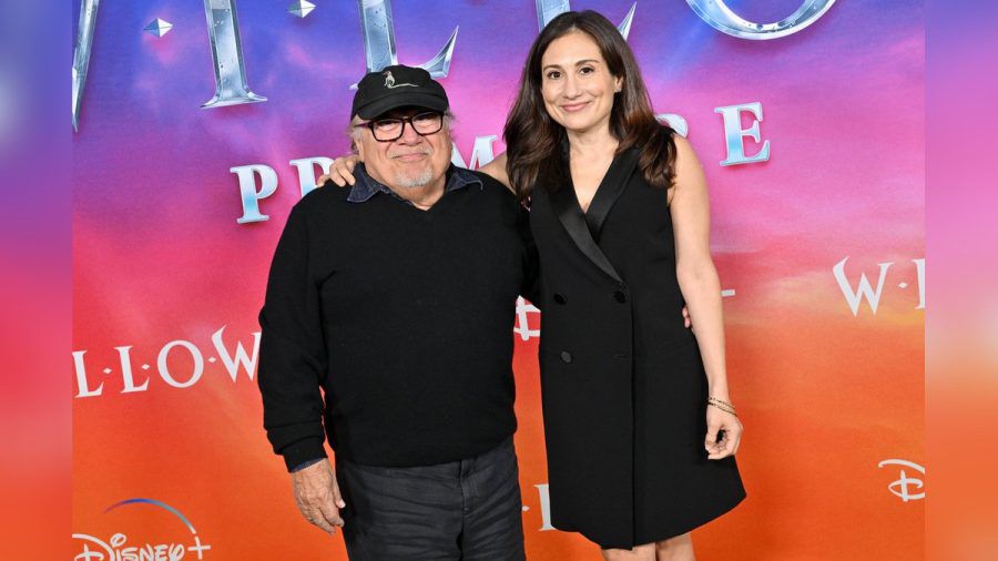Danny DeVito und seine Tochter Lucy bei der Premiere von "Willow". (mia/spot)