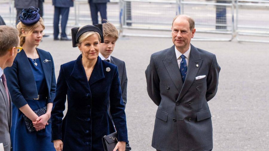 Mit ihrer diesjährigen Weihnachtskarte gedenken Prinz Edward und Ehefrau Sophie der verstorbenen Queen. (lau/spot)