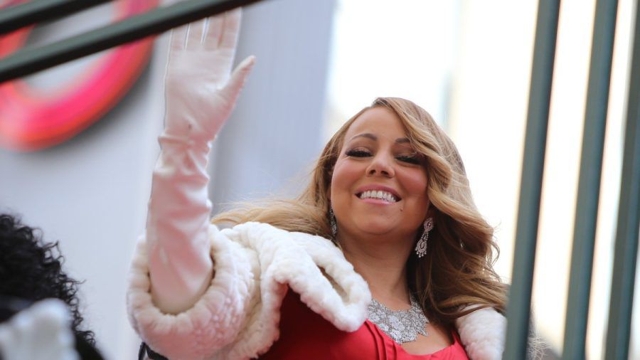 Alle Jahre wieder: Mariah Carey grüßt mit "All I Want For Christmas Is You" mal wieder von der Chartspitze. (jer/spot)