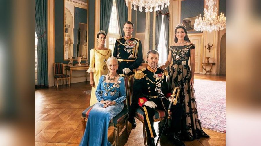 Königin Margrethe II. (sitzend) im Kreise der Familie. (smi/spot)