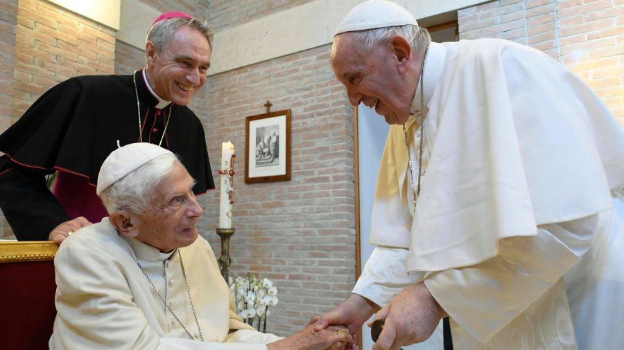 Papst Benedikt XVI. (li.) und Papst Franziskus bei einem Treffen im August 2022. (jom/spot)
