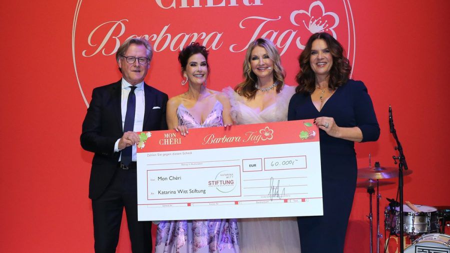 Hollywood-Star Teri Hatcher (2.v.l.) überreichte Katarina Witt (r.) im Beisein von Ferrero-Geschäftsführer Volkmar Schwenk (l.) und Moderatorin Frauke Ludowig (2.v.r.) einen Scheck für ihre Stiftung. (ncz/spot)
