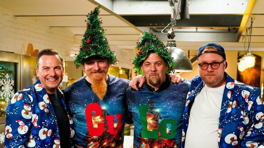 "Kitchen Impossible - Die Weihnachts-Edition": Tim Raue, Lucki Maurer, Tim Mälzer und Max Strohe (v.l.). (cg/spot)