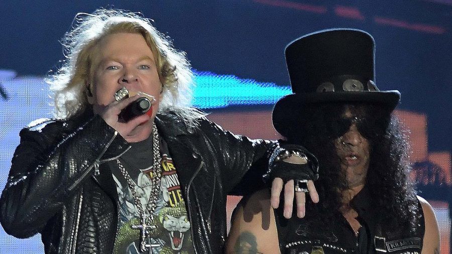 Guns-N'-Roses-Sänger Axl Rose (l.) will keine Mikrofone mehr in die Menge werfen. (ncz/spot)