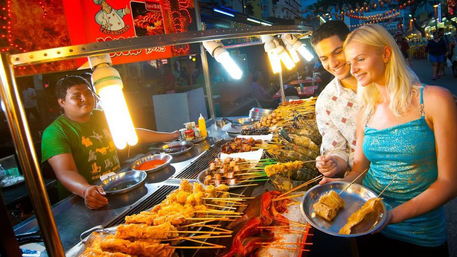 In Kuala Lumpurs Straßen geht es schmackhaft zu. (kms/spot)