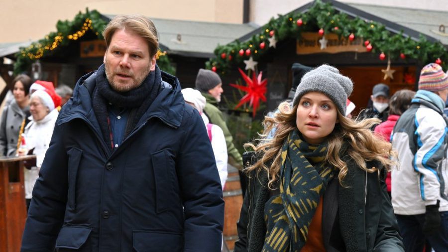 "Erzgebirgskrimi: Ein Mord zu Weihnachten": Kommissar Robert Winkler (Kai Scheve) und seine Kollegin Karina Szabo (Lara Mandoki) besuchen den Stand von Markert. (cg/spot)