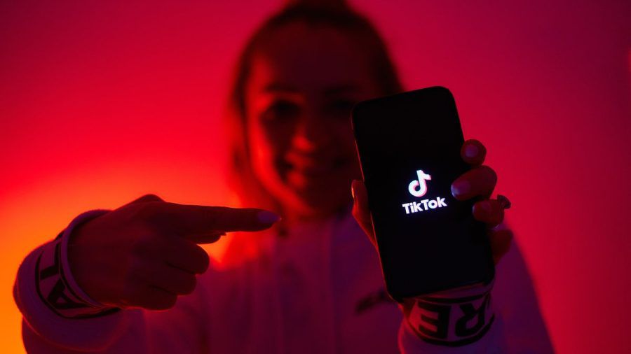 Vor allem junge Menschen auf der ganzen Welt haben Spaß mit der chinesischen Video-App TikTok. Doch damit könnte für Nutzer in den USA bald Schluss sein. (jer/spot)