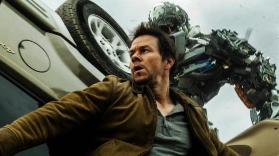 "Transformers: Ära des Untergangs": Der Tüftler Cade Yaeger (Mark Wahlberg) hat sich dem Alien Optimus Prime im Kampf gegen die Decepticons angeschlossen. (cg/spot)